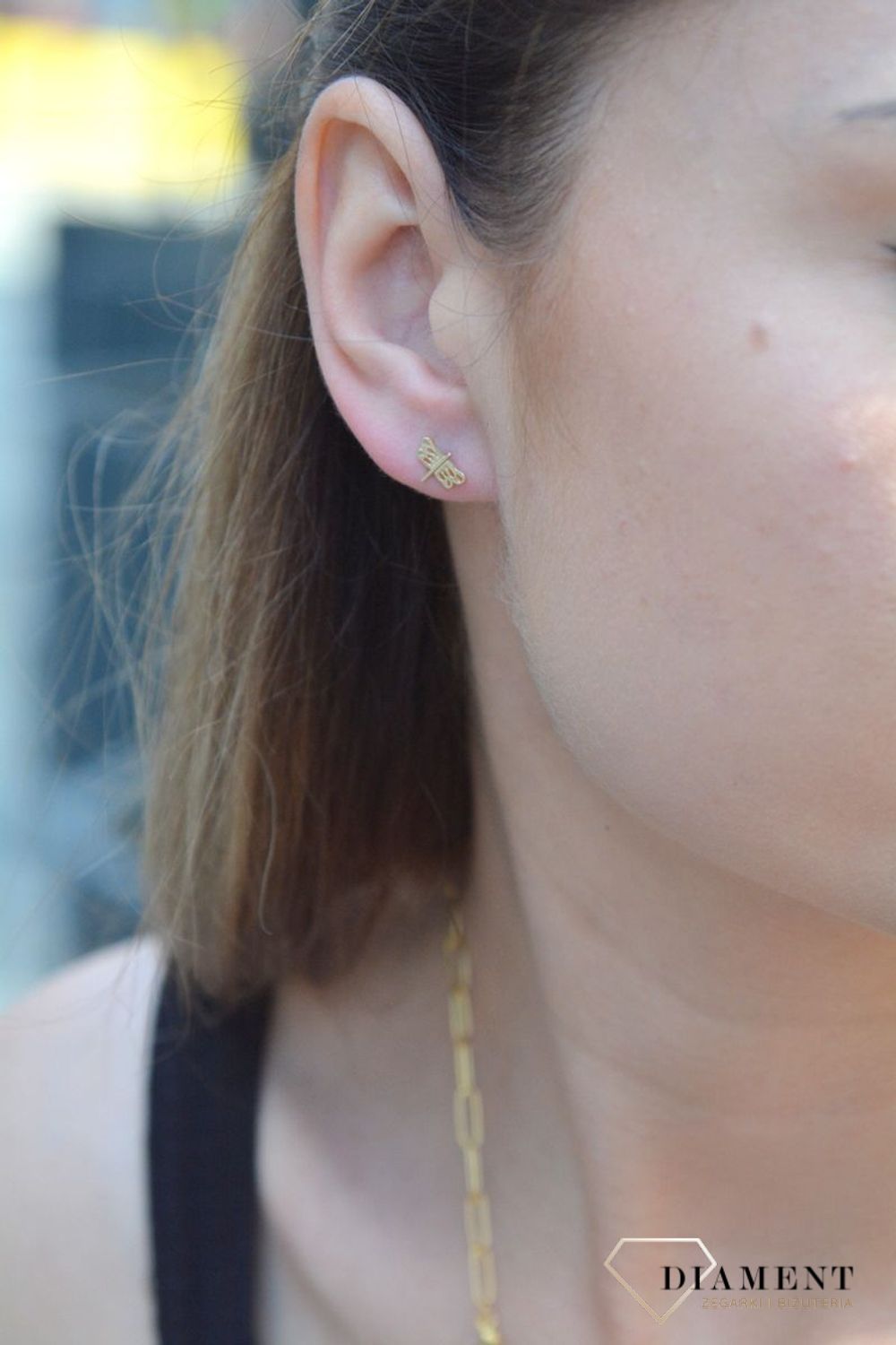 Złote kolczyki dla dziewczynki 333 ważka  KL 7517 333. Te urocze kolczyki to idealny prezent dla córki za osiągnięcia w nauce, na urodziny czy z okazji pierwszej komunii. Dodatek jest niewielki, co w połączeniu z wygodnym zap.jpg